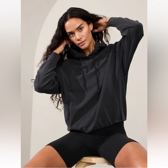 Athleta Sweaters - NWT Athleta Seasoft Bubble Hem Hoodie